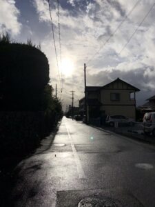 朝日が眩しい