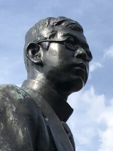 青空と滝廉太郎像のアップ♪