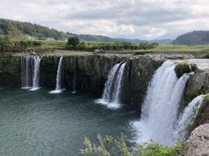 滝のマイナスイオンに癒される(*’▽’)