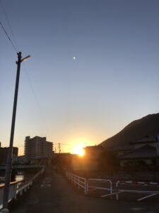 日が昇る