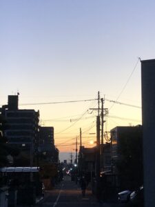 日が昇る