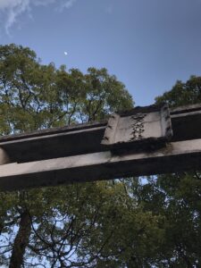 神社の鳥居とお月さま