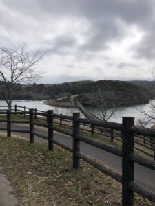 坂道下って