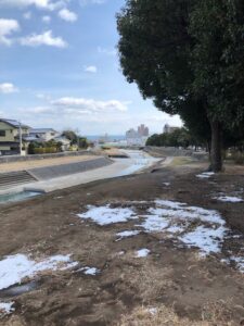 新築アパートとホットプレート